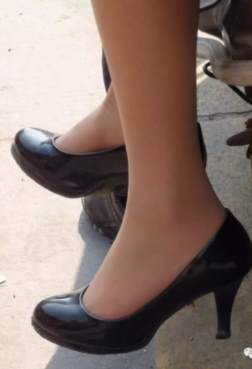 坐在自行车上笑的妹子依然傲娇..6P[<font color=red>6P</font>]