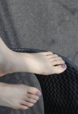 爱笑的漂亮长裙短靴少女[<font color=red>68P</font>]