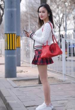 街拍肉丝小白鞋的漂亮美女[<font color=red>13P</font>]