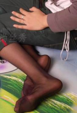 把裤袜穿着裤子里呢6P[<font color=red>6P</font>]