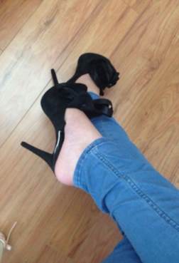 穿着恨天高凉拖的牛仔玉足美女[<font color=red>9P</font>]