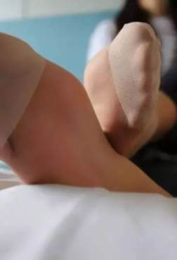 眼睛妹纸的“丝袜”脚丫与球鞋[<font color=red>14P</font>]