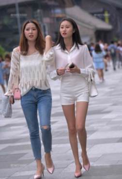 路上的小姐姐个个都是那么顺的身材[<font color=red>11P</font>]