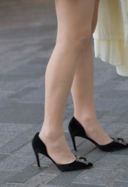 少女红裙肉丝，黑高更显气质[<font color=red>24P</font>]