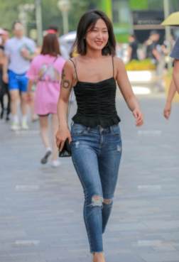 一双简约的细跟鞋