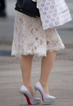 街上行走中的恨天高，是你喜欢的类型吗[<font color=red>15P</font>]