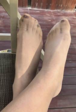 走路太多就成这个样子了，穿在脚上沾了会的丝[<font color=red>4P</font>]