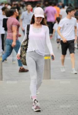 穿上高跟鞋更显女神