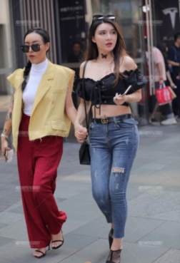 美女穿上高跟鞋