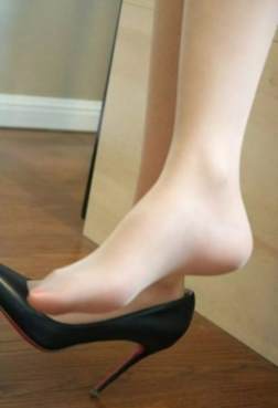 薄透的丝袜掩盖不住那颗美腿痣9P[<font color=red>9P</font>]