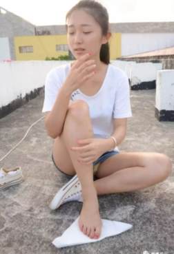 小妹子的美足就是非一般白嫩16P[<font color=red>16P</font>]