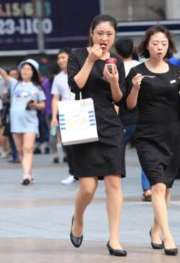 女生穿上高跟鞋[<font color=red>7P</font>]