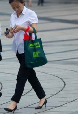 走在路上更显气息