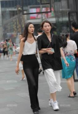 美女穿上高跟鞋