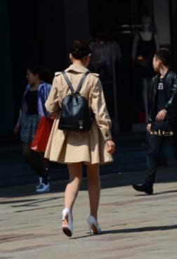 带着这么漂亮的媳妇逛街，絲袜美腿是亮点[<font color=red>18P</font>]