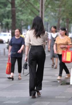 展现出气质与干练的魅力