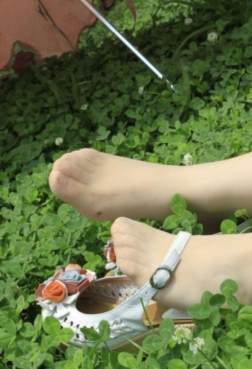 做在她的旁边只看丝袜美足，你会不会着急[<font color=red>11P</font>]