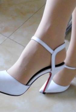 一套高跟的特写 白色的细跟[<font color=red>12P</font>]