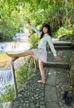 这腿抬的有点高[<font color=red>5P</font>]