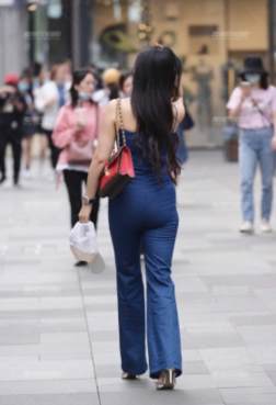 女性搭配高跟鞋