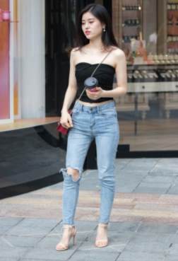 美女街拍：美女的毛衣真棒，身材很好，很有【美】