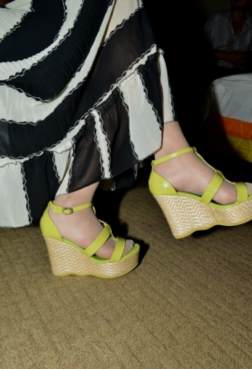 丝袜少女玩手机，你进来玩什么[<font color=red>10P</font>]