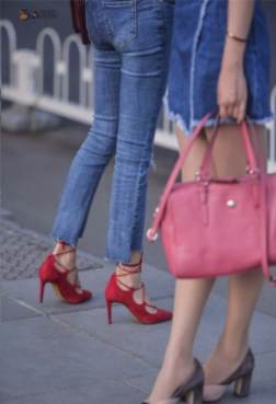 喜欢牛仔还是旁边的高跟？[<font color=red>11P</font>]