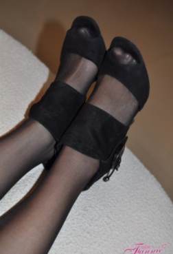 芬妮黑丝袜尖依稀可见[<font color=red>34P</font>]