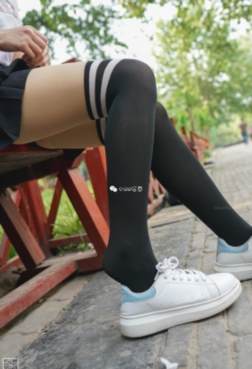 天冷了，是不是该穿多一层丝袜才好？[<font color=red>79P</font>]