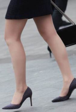 高跟薄丝大长腿，干嘛走的总是如此匆忙[<font color=red>6P</font>]