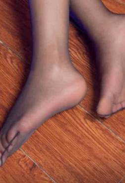 黑丝下的红甲美丫更有吸引力[<font color=red>18P</font>]