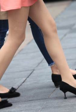 爱穿丝袜的少女，赶紧去偶遇[<font color=red>7P</font>]