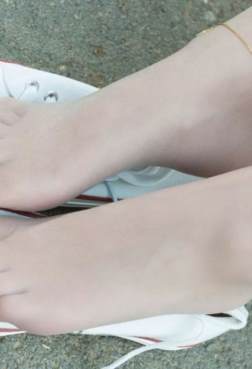 美美的灰薄美甲玉足，还想看····[<font color=red>6P</font>]