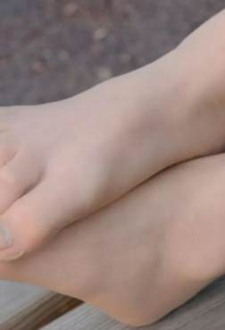 |这双丝袜穿的太久是不是勾丝了[<font color=red>25P</font>]