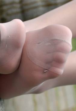 只有高跟凉拖才能让丝袜美足曲线更美[<font color=red>22P</font>]