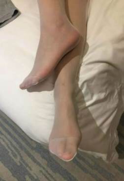 丝袜美足高清图，还是那么让人心动...[<font color=red>7P</font>]