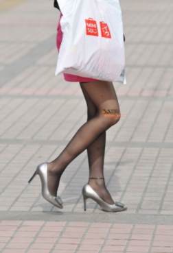 银色配黑色美袜格外显眼[<font color=red>16P</font>]