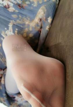 这双漂亮的白絲大脚板[<font color=red>9P</font>]