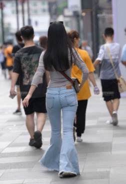 美女穿上高跟鞋