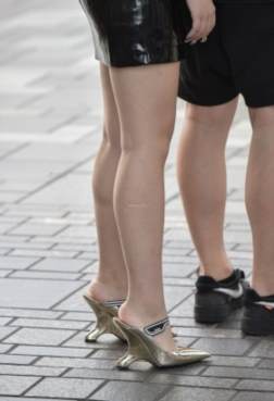 是鞋子吸引了目光还是美腿太飘亮？[<font color=red>16P</font>]