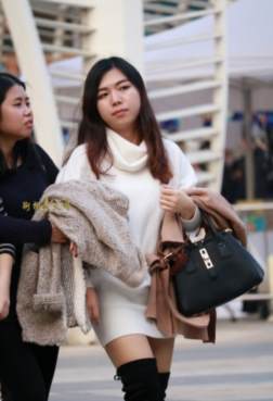 裙子搭配细跟鞋[<font color=red>11P</font>]