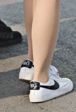 学姐风衣肉丝小白鞋，这不是小短腿[<font color=red>10P</font>]