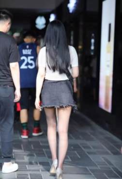 这裙子，袜跟都看见了5P[<font color=red>5P</font>]