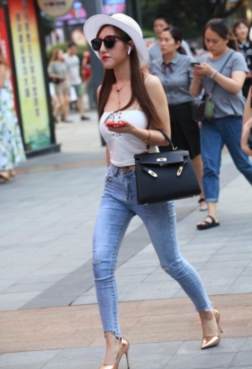 女生穿搭高跟鞋出街