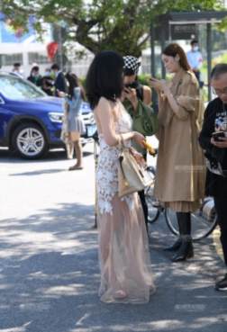 一双腿长高跟鞋穿在脚上[<font color=red>7P</font>]