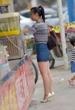 热裤肉丝高跟鞋，正常女子装扮[<font color=red>10P</font>]