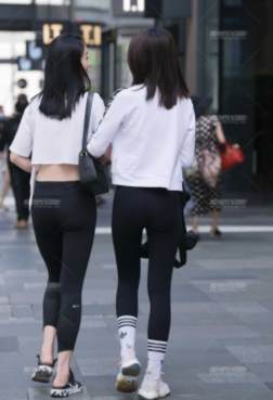 女性出街搭配高跟鞋