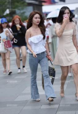 展示出美女优雅的姿态