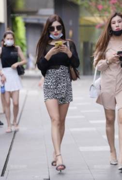 美女街拍：美女很清纯的感觉，整体相当有质感[<font color=red>6P</font>]