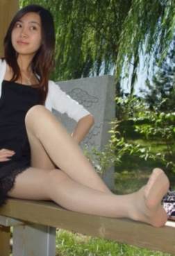 坐在你旁边挑鞋的羙腳，难道是想...8P[<font color=red>8P</font>]